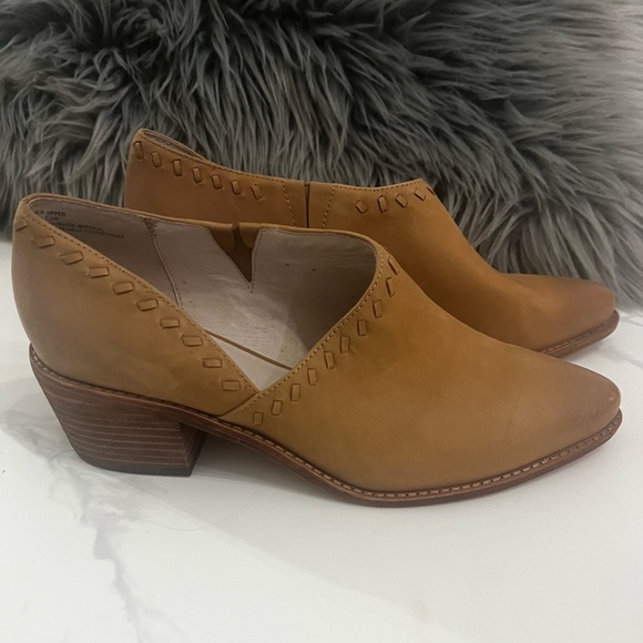 Caslon Julian Slip On Pointed Toe Ankle Booties, Tan Leather, Womens Size 9.5 - Picture 2 of 9